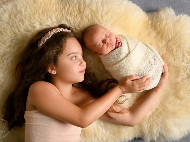 Newborn de Rafael e a mana Mavi