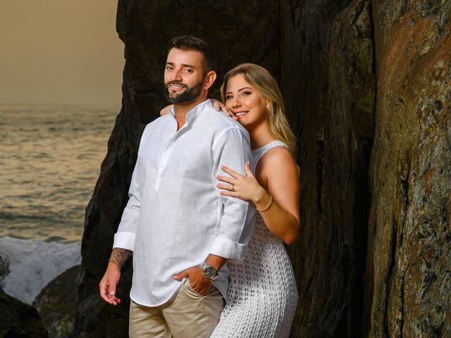 Ensaio Casal - Pré-wedding de Ensaio pré-wedding ao amanhecer na praia do Estaleirinho, em Balneário Camboriú