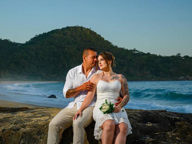 Ensaio Casal - Pré-wedding de Ensaio Fotográfico de Casal na Praia do Estaleirinho em Balneário Camboriú
