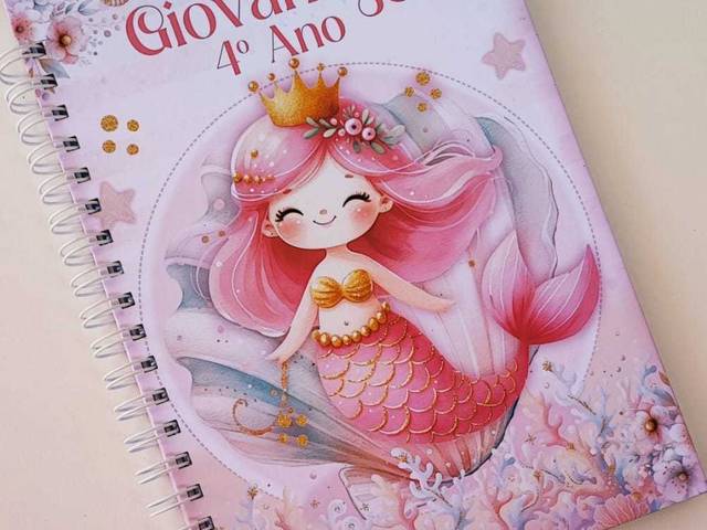 Escolar 2025 de CADERNO UNIVERSITÁRIO 50 FOLHAS