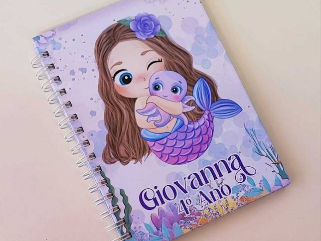 Escolar 2025 de CADERNO ESCOLAR A5 COM 50 FOLHAS