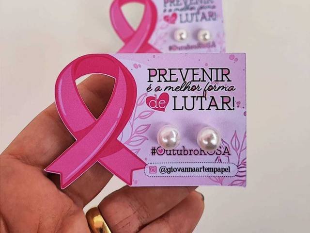 Outubro Rosa 2025 de CARD COM BRINCO PERÓLA