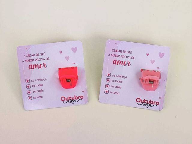 Outubro Rosa 2025 de Card com Piranha de cabelo