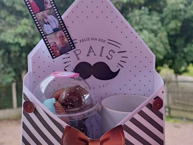 Dia dos Pais 2025 de CAIXA COM CANECA E COPO DE DONUTS