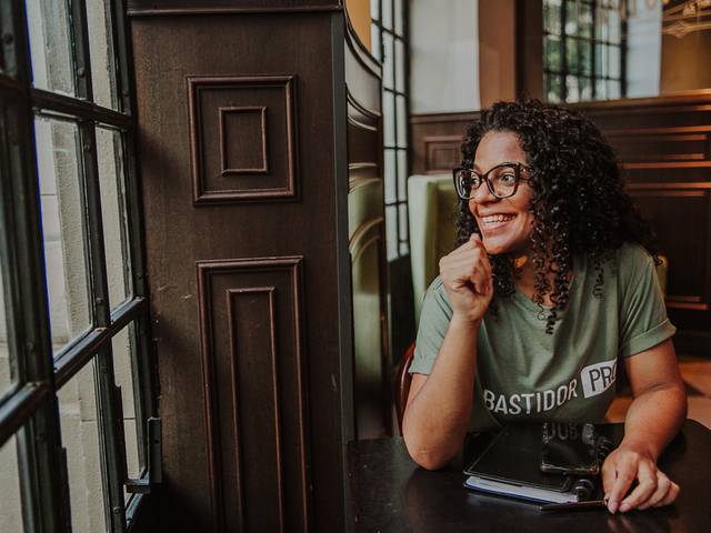 Corporativo de Ensaio de Marca Ambientado | Girl Boss | Vic Lourdes - Lançadora, Co-Produtora e Subida (Gestora de Tráfego)