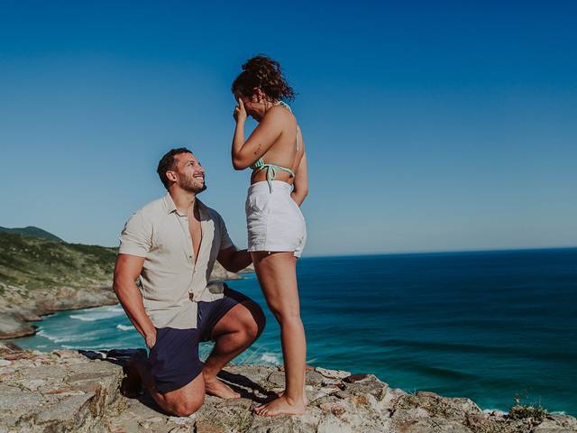 Casais de Fotografia de Pedido de Casamento no Pontal do Atalaia - Praia Brava - Arraial do Cabo - RJ | Gabriel e Érica