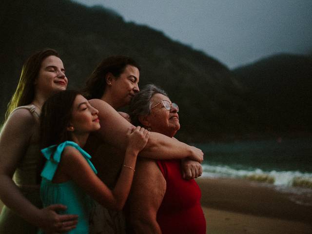 Famílias, Bebês e Crianças de Ensaio Fotográfico de Família na Praia Vermelha | Três Gerações no RJ