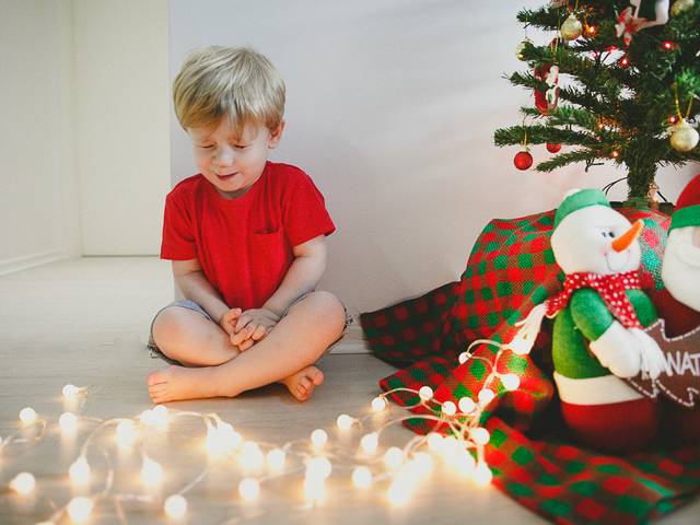 Famílias, Bebês e Crianças de Sessão Fotográfica de Natal em casa com a família | Ensaio Fotográfico no RJ Dani, Emi e Gui