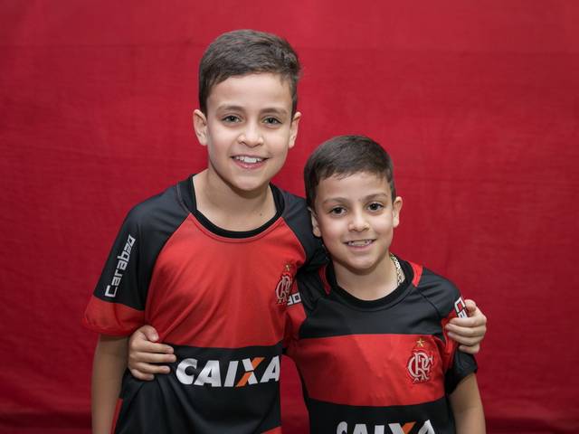 Crianças de Arthur 10 anos e Victor 8 anos