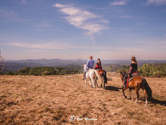 Infantil e Família de Passeio a cavalo em família