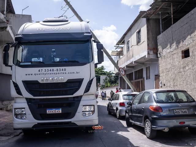 Fotojornalismo de CAMINHÃO DERRUBA POSTES EM BETIM