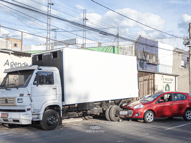 Fotojornalismo de ACIDENTE ENVOLVENDO CARRO E CAMINHÃO NA AV MARCO TÚLIO EM BETIM