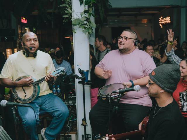 Evento de Samba Cinza