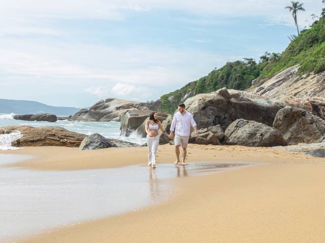 Gestante  de Ensaio gestante na praia do estaleirinho - SC  