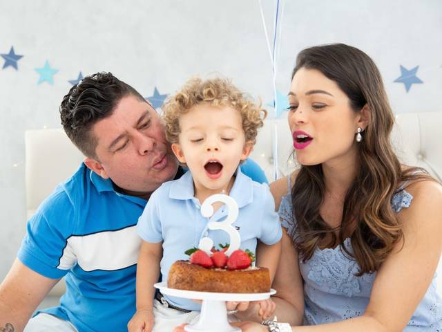 Aniversário infantil de Comemorando o aniversário no estúdio