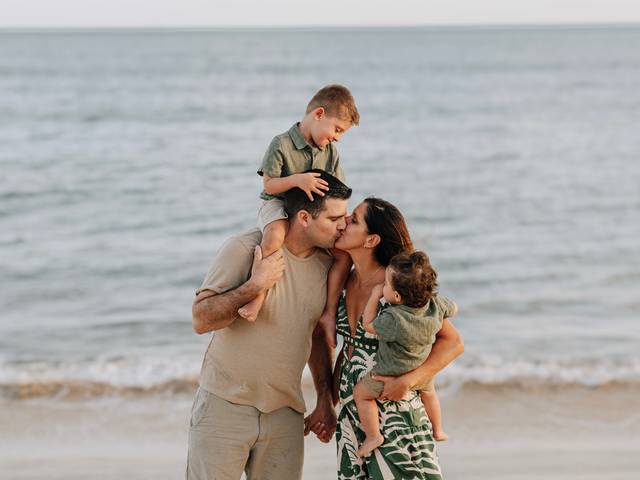 Ensaio Família de Ensaio de Família na Praia em Recife | Matt, Viviane, Thomas e James