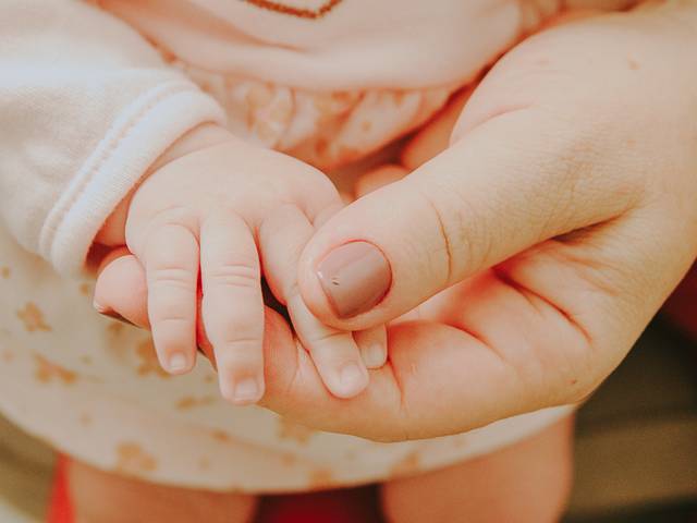 Família de Fotografia Afetiva Mamãe e Bebê | Sessão Fotográfica em Casa | Nádia e Olívia