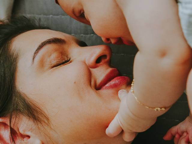 Família de Fotografia Afetiva Mamãe e Bebê | Sessão Fotográfica em Casa | Thamyres e Olívia