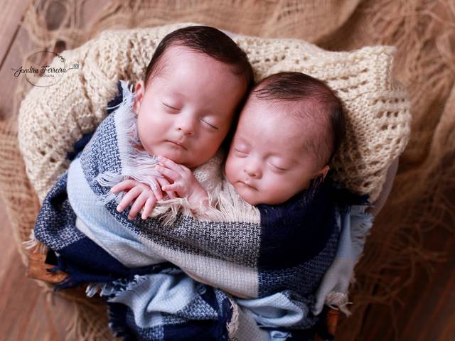 Newborn de Ensaio Newborn de gêmeos, José Pedro e João Miguel. Estúdio fotográfico na região de Pirituba e Piquiri, São Paulo.