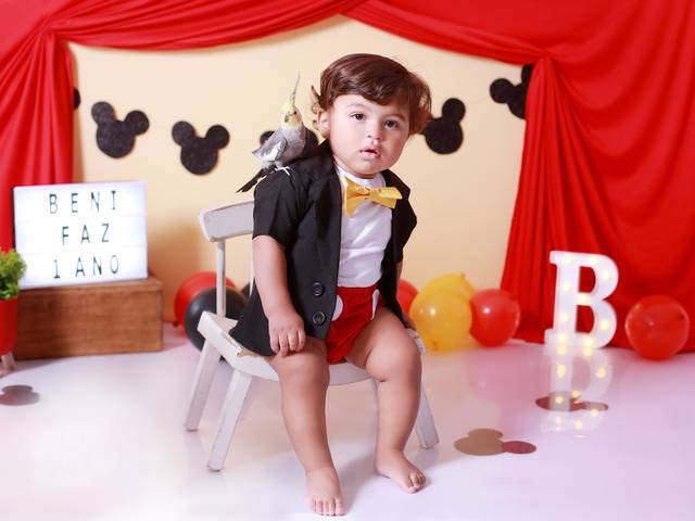 Smash The Cake de Ensaio de bebê com tema do Mickey. Fotos de um aninho do Benício.