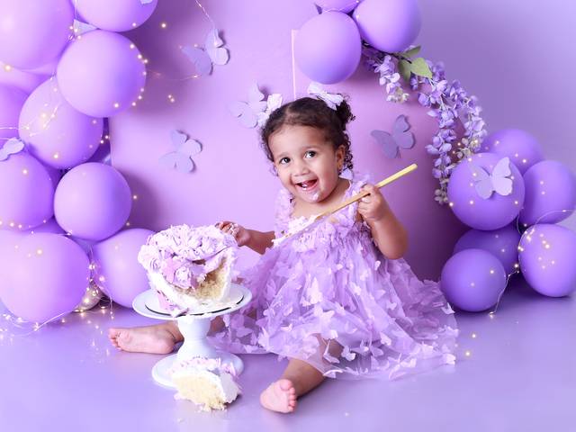 Smash The Cake de Ensaio de um aninho com bolo da Sofia, realizado aqui no estúdio fotográfico em São Paulo, esse ensaio é o famoso Smash THe Cake.