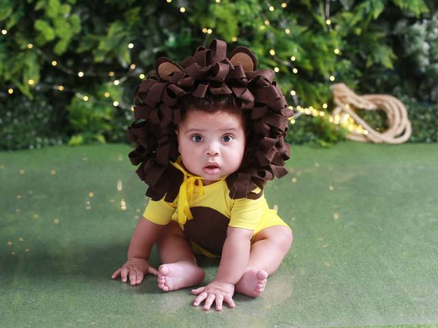 Acompanhamento de bebês de Ensaio de acompanhamento fotográfico de bebês em São Paulo. Registre mês a mês o crescimento do seu filho em estúdio. Memórias únicas para toda a família.