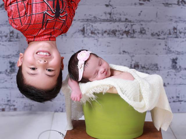 Newborn de Ensaio Newborn com Irmão vestido de homem  Aranha:  Estúdio no Jaraguá São Paulo, próximo de Pirituba e Freguesia do Ó.