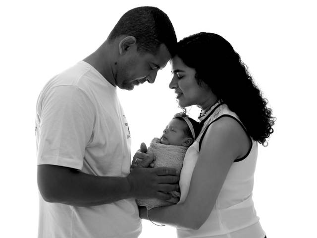 Newborn de  Ensaio Newborn realizado em  Estúdio  fotográfico em São Paulo / Fotos de bebê com os pais e irmão | Jandira Ferreira Fotografia