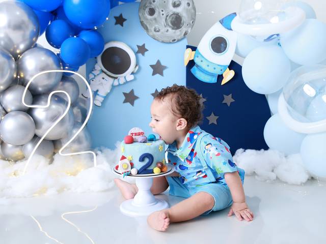 Smash The Cake de Ensaio Smash the Cake de 2 anos do Theo com tema Espaço – Ensaio de Aniversário Infantil