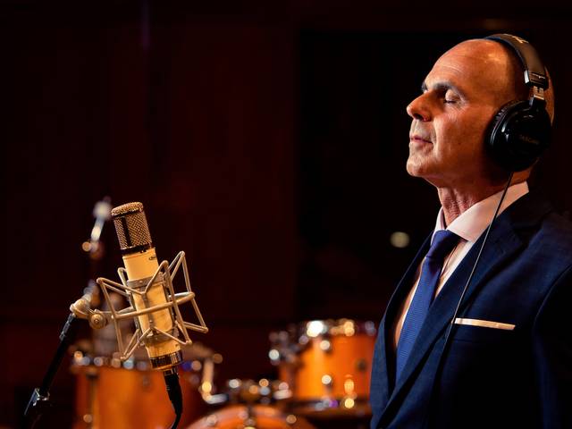 Retratos Profissionais de Ensaio no Estúdio de Gravação - Músico e Produtor Musical César Carlet