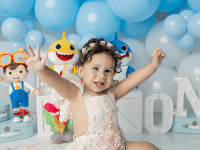 Cake Smash Session of Maria`s Cake Smash Session Full Balloons Wall