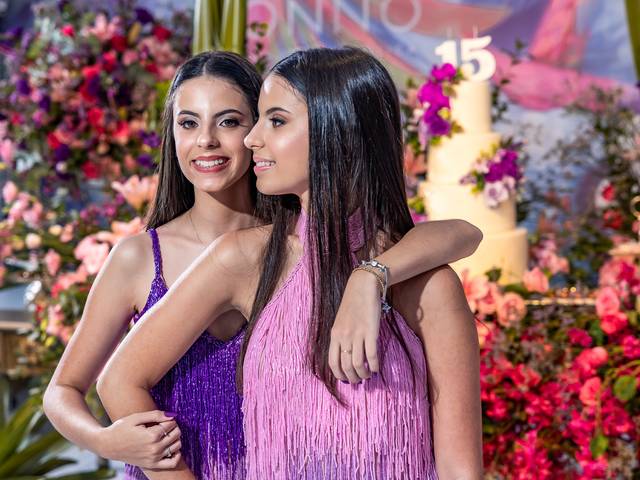 Ensaio de 15 anos de XV  Gêmeas Helena e Isadora Burigo