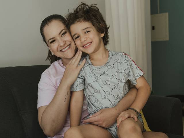Família de Mari e Bê - ensaio em casa - tia e sobrinho