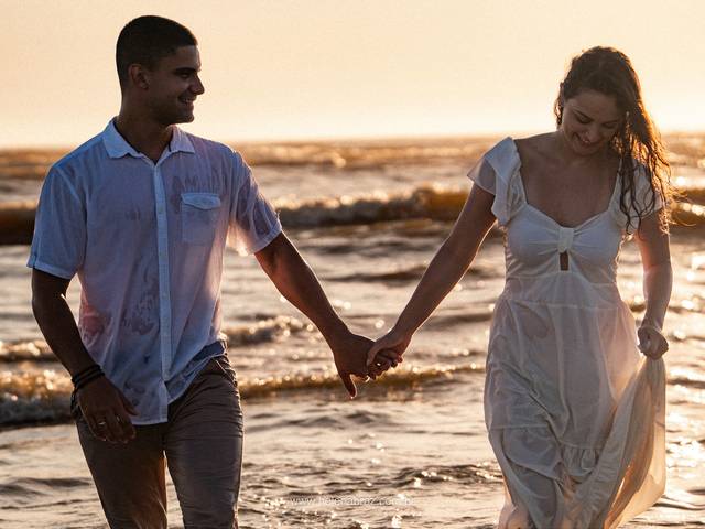 Ensaio Pré-Casamento de Pré casamento no nascer do sol na praia