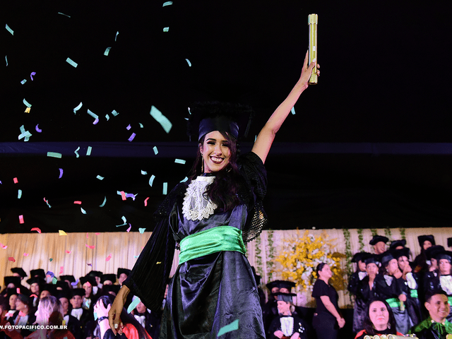 FORMATURA de Diplomação de Direito e Enfermagem