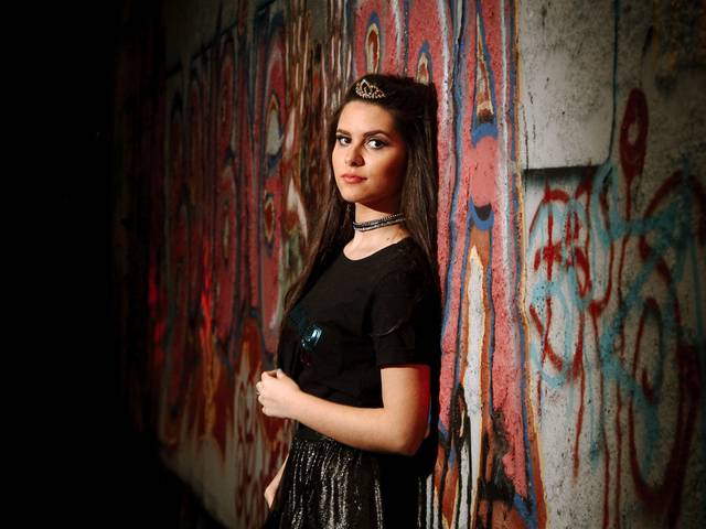 Ensaios de 15 de Ensaio de 15 anos da Luiza - Romântico na Praça Dmae e street noturno no centro de Porto Alegre