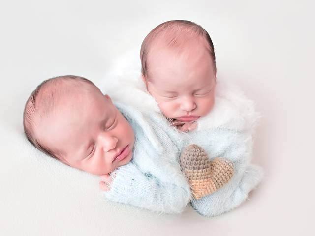 Newborn  de Puff gêmeos 