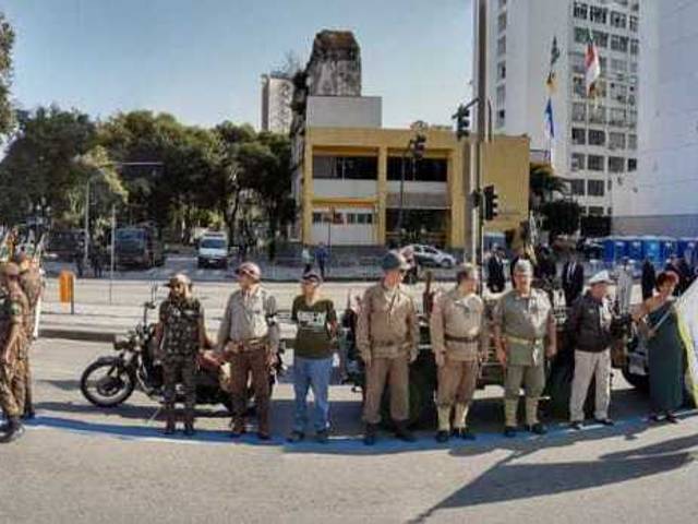 em destaque de Desfile no Rio de Janeiro, com membros do CVMARJ e do GHLMONTESE, na Av. Presidente Vargas, no desfile do Dia da Independência do Brasil.