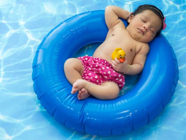 Ensaios Newborn de Ensaio Newborn - Piscina - 6 Dias
