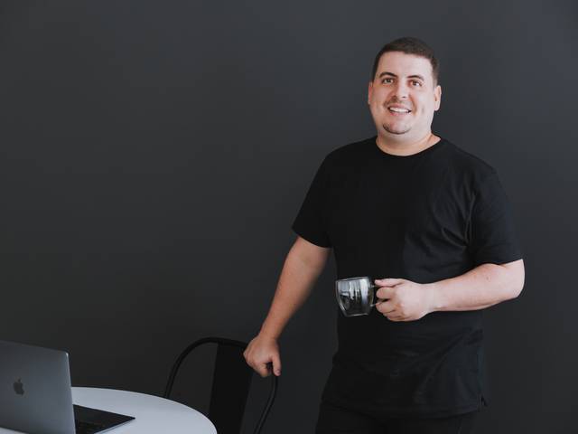 ESTÚDIO- Corporativo de ESTUDIO CORPORATIVO- DANIEL CAUS