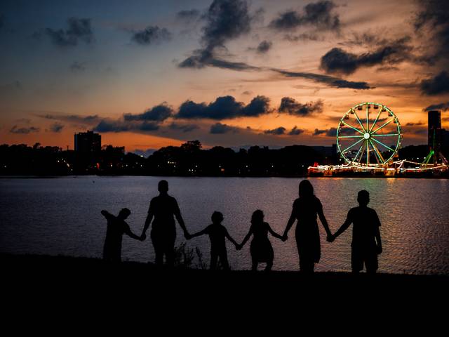 Família de Lucas, Gui, Beni e Laura no parque de Diversões