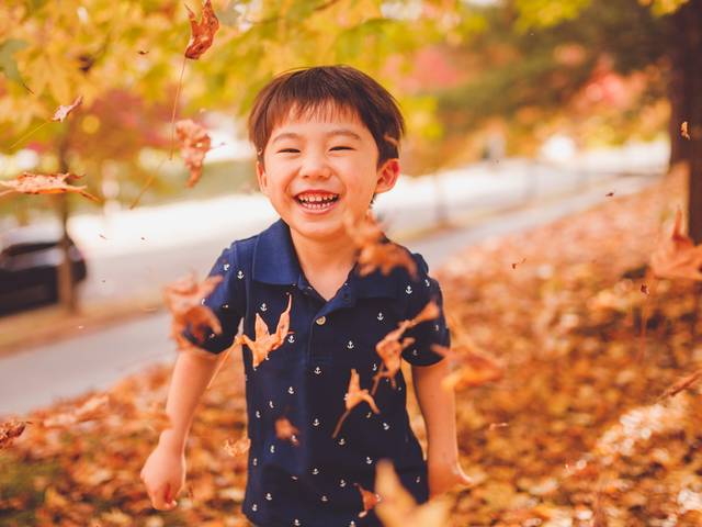 Infantil de Lucas no Outono