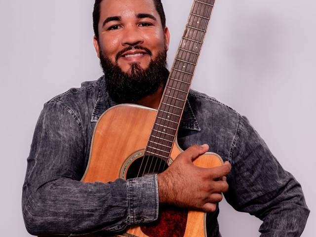 Retrato Profissional de Cantor Jota Cardoso