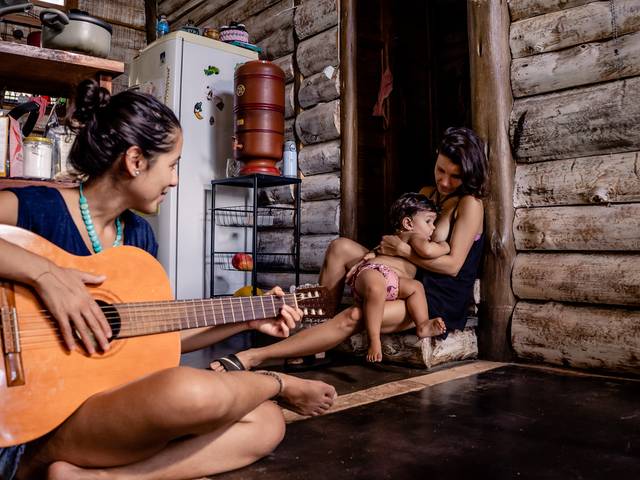 FAMÍLIAS, BEBÊS E CRIANÇA de Fotografia de família documental de dupla maternidade em Cunha - SP | Nila, Bha e Zara | Fotografia de Família | Ensaio de Família em casa | Recortes de um cotidiano da dupla maternidade de Zara e Bha