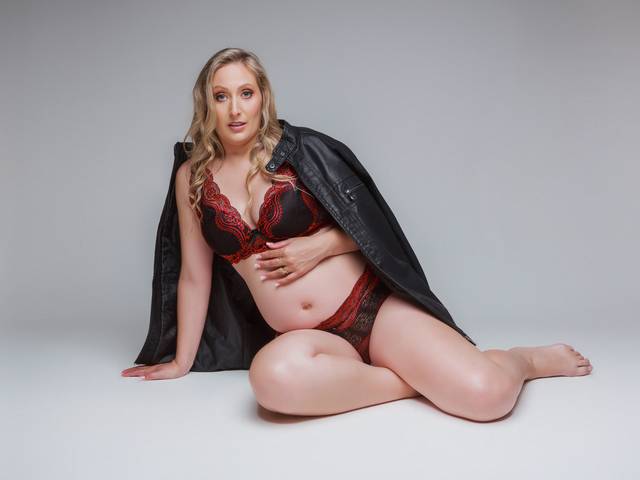 Gestante em Estúdio de Ensaio em Estúdio Priscila 