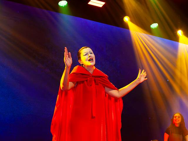 APRESENTAÇÃO TEATRAL de APRESENTAÇÃO DE TEATRO  