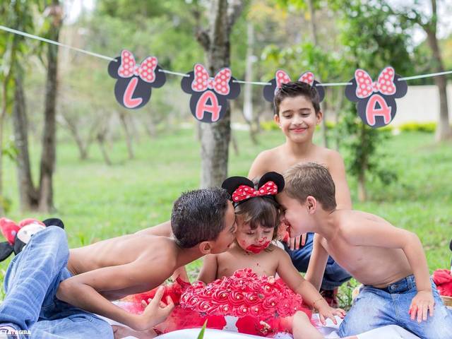 Smash the Cake de Lara e Irmãos