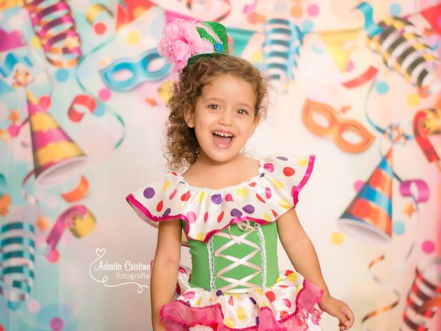 Infantil de Linda foliã. Alice em clima de carnaval.