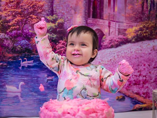 Crianças de Smash The Cake da Antônia