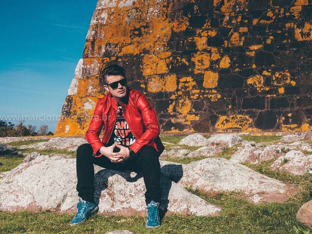 RETRATO / INSTITUCIONAL de Gabriel Valim -